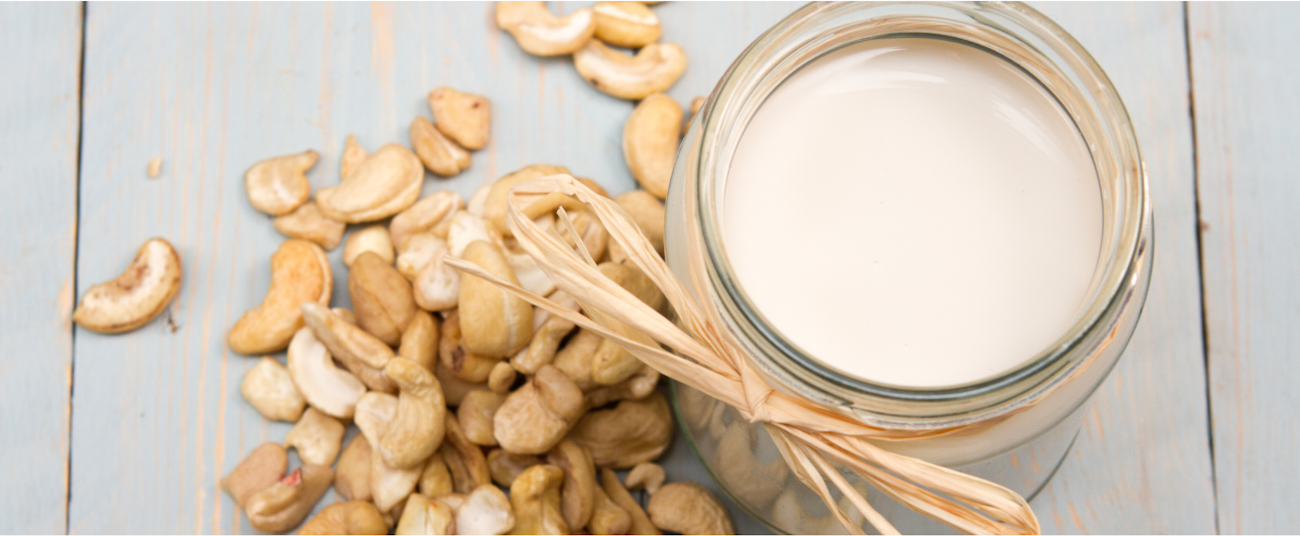 Cashewkerne und ein Glas mit Milch
